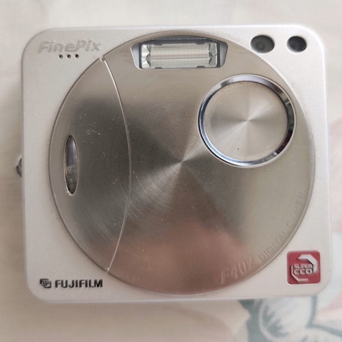 FujiFilm F402 camera used, includes battery and 64MB card