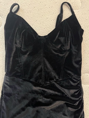 Black velvet mini dress like new, size medium