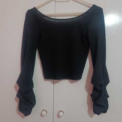 Pink Woman black crop top with long sleeves and ruffles
