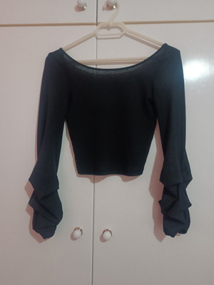 Pink Woman black crop top with long sleeves and ruffles