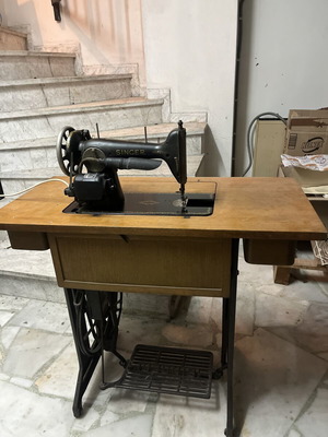 Singer vintage ραπτομηχανή με ξύλινο έπιπλο μεταχειρισμένη
