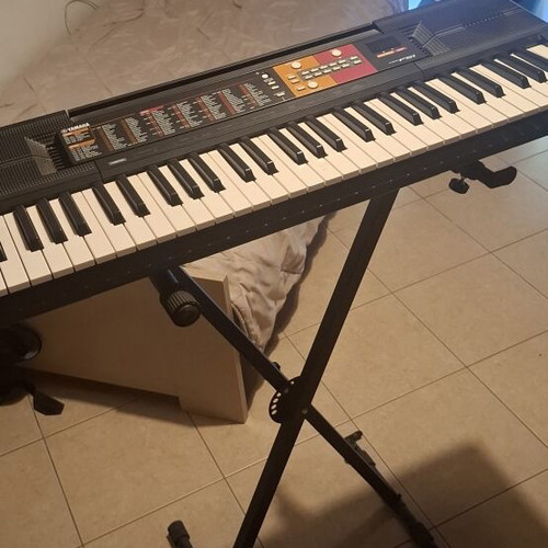 Yamaha PSR F51 keyboard like new with stand
