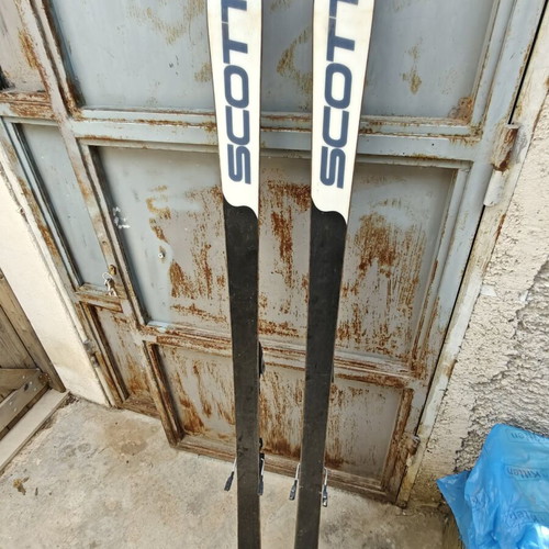 Straight ski equipment used