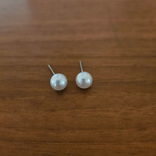 Pearl stud earrings new, white