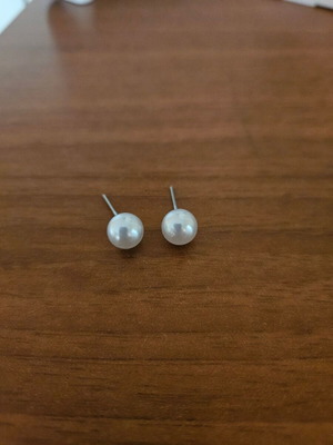 Pearl stud earrings new, white
