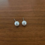 Pearl stud earrings new, white