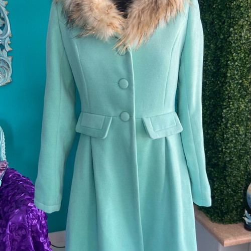Vintage green coat with beige faux fur collar used