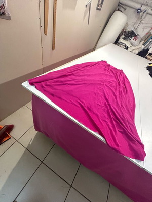 Lynne fuchsia skirt like new, size 44 with inner lining