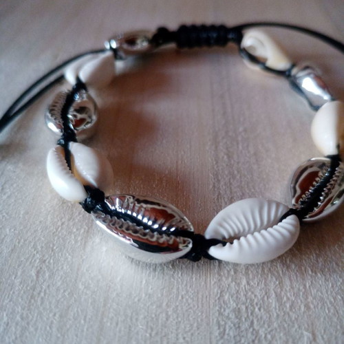Ethnic shell bracelet used, acrylic kauri-shaped