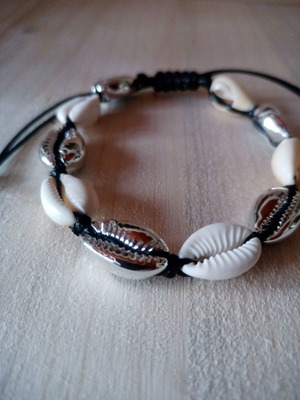 Ethnic shell bracelet used, acrylic kauri-shaped