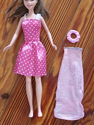 Κούκλα Barbie Mattel 2001 σαν καινούργιο με 2 φορέματα
