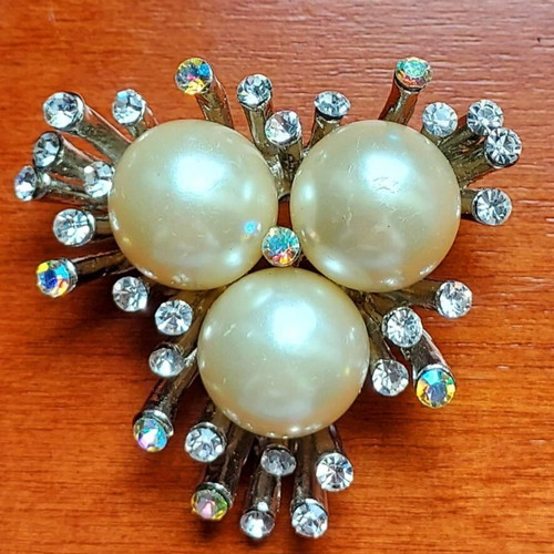 Vintage gold-plated brooch with pearls and rhinestones like new