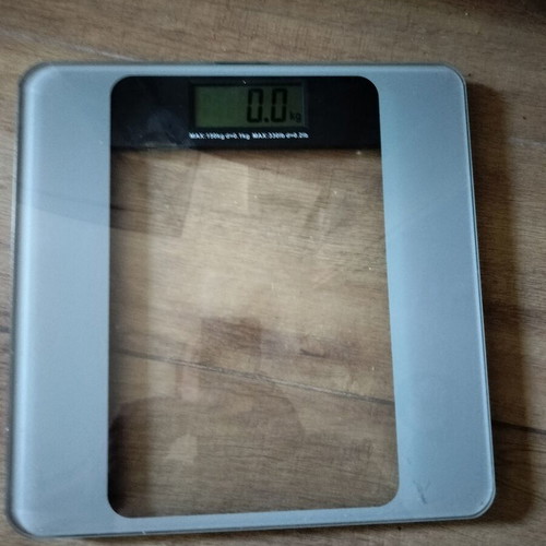 Electronic bathroom scales with battery