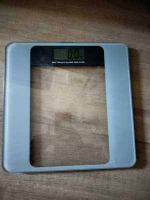 Electronic bathroom scales with battery