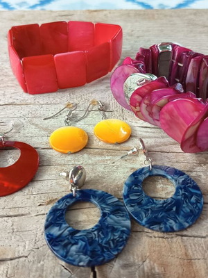 Jewelry set like new with three pairs of earrings and two bracelets