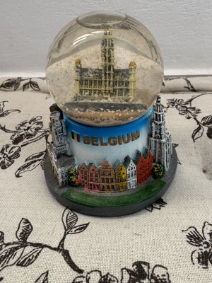 Snow globe Belgium like new with slight internal damage