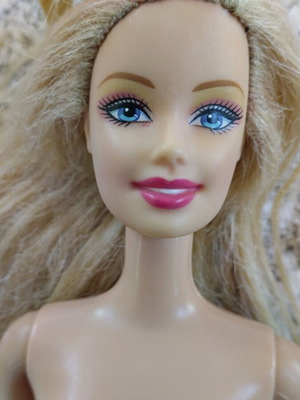 Barbie doll used with loose head that does not come off