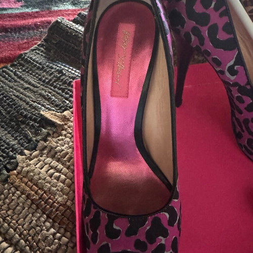 Betsey Johnson satin pumps like new, size 37.5, pink