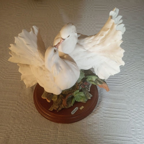 Giuseppe Armani porcelain figurine vintage "Doves' Kiss"