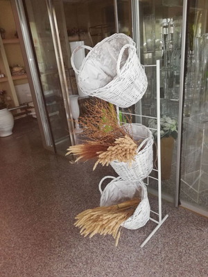 Επιδαπέδιο μεταλλικό σταντ με 3 ψάθινα καλάθια σαν καινούργιο, ύψος 1,15μ