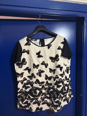 Women's short-sleeve blouse with butterflies like new, black and beige