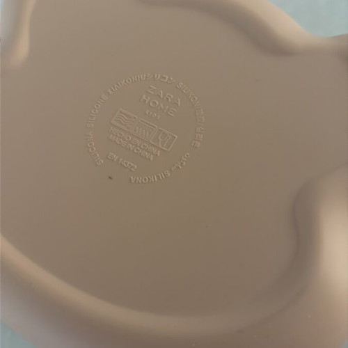 Zarahome bib and food container with placemat like new