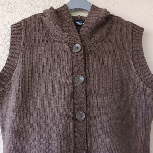 Benotti women's knitted sleeveless vest with hood and buttons, brown