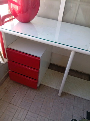 Desk lacquer white red with glass top like new by Malles