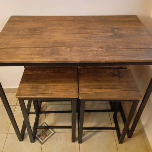Bar table like new with four stools