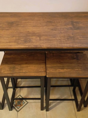 Bar table like new with four stools