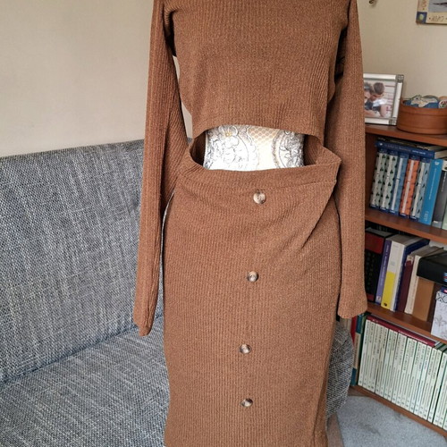 Elastic dress like new, brown with open shoulders and waist cutout