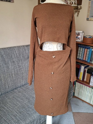 Elastic dress like new, brown with open shoulders and waist cutout