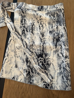 Wrap skirt one size S/M, black and white