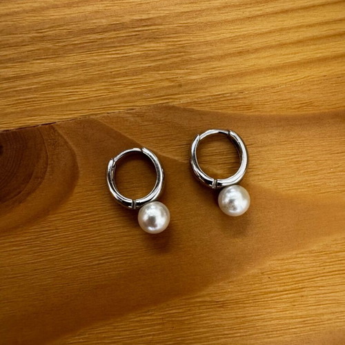 Pearl jewelry set like new with gold and silver tones