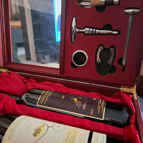 Wines 2005 in wooden box like new, set of 2 bottles