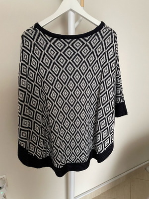 Poncho blouse sleeveless knitted one size like new