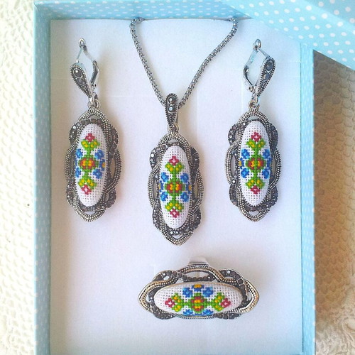 Jewelry set with handmade embroidery and multicolor designs, new