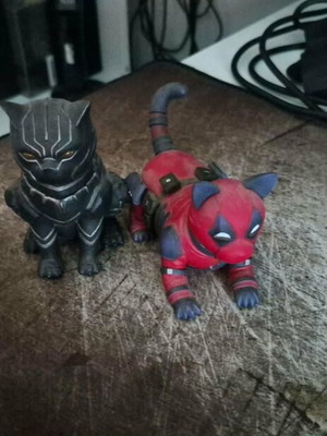 Φιγούρες Black Panther και Deadpool