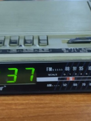 Ρετρό ραδιόφωνο & ρολόι OSKAR AM / FM δεκαετίας του '70 με Ξυπνητήρι που λειτουργεί με "snooze"