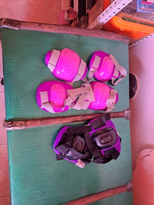 Knee pads used, pack