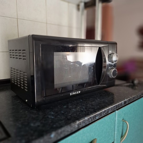 Singer Microwave Oven like new with 30-minute timer for heating and defrosting