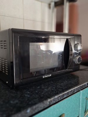 Singer Microwave Oven like new with 30-minute timer for heating and defrosting