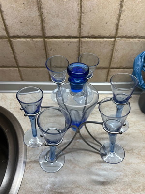 Liqueur decanter like new with 6 glasses