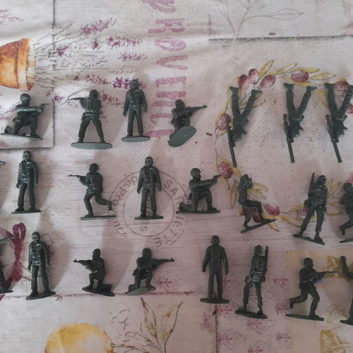 Vintage collectible toy soldiers set of 50 like new