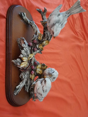Vintage decorative statue with 3 birds on wooden base like new