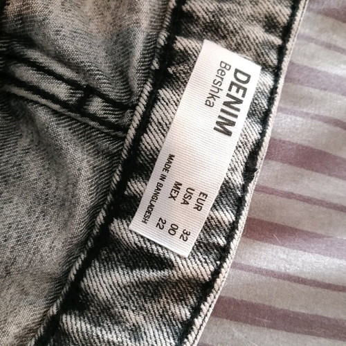 Φούστα τζην Bershka σαν καινούργιο, μέγεθος EU32, ξεβαμμένο στυλ