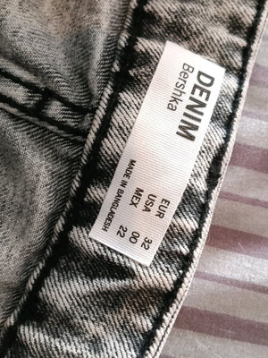 Φούστα τζην Bershka σαν καινούργιο, μέγεθος EU32, ξεβαμμένο στυλ