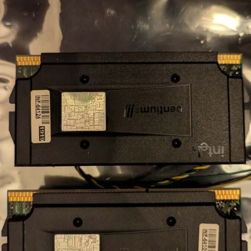 Intel Pentium III E 700 MHz processor with original cooling system
