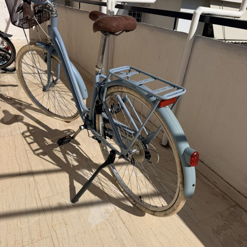 Women's city bicycle blue like new with basket and 6 speeds