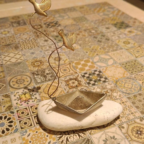 Decorative stone with ship and wire doves like new
